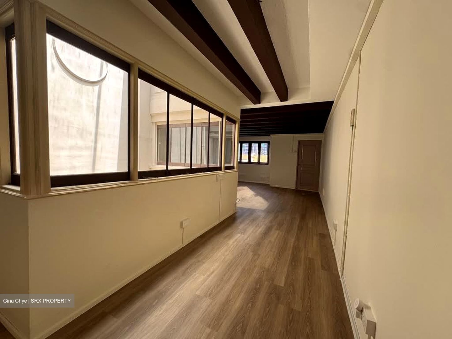 T-junction (D1), Office #566780081